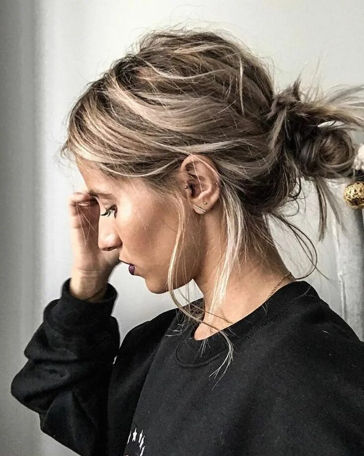 Прическа растрепанные волосы как сделать Messy bun inspiration. Easy casual everyday hairstyle hair inspiration. Coiffer 