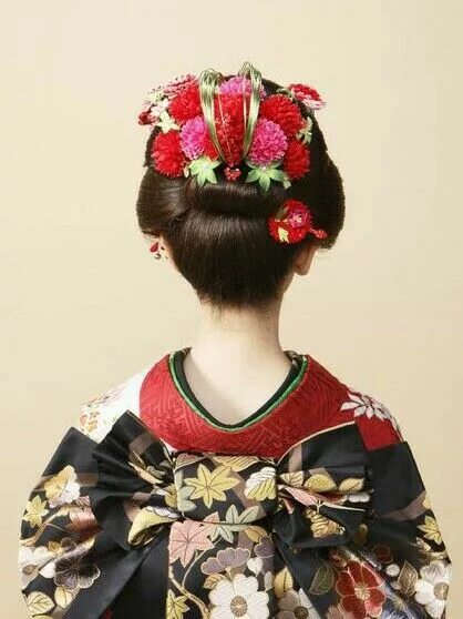 Прическа разделенный персик у гейши фото Pin de k b en Kimono: Kanzashi,Hair Accesseries & More Kimono, Geisha, Cosas bon