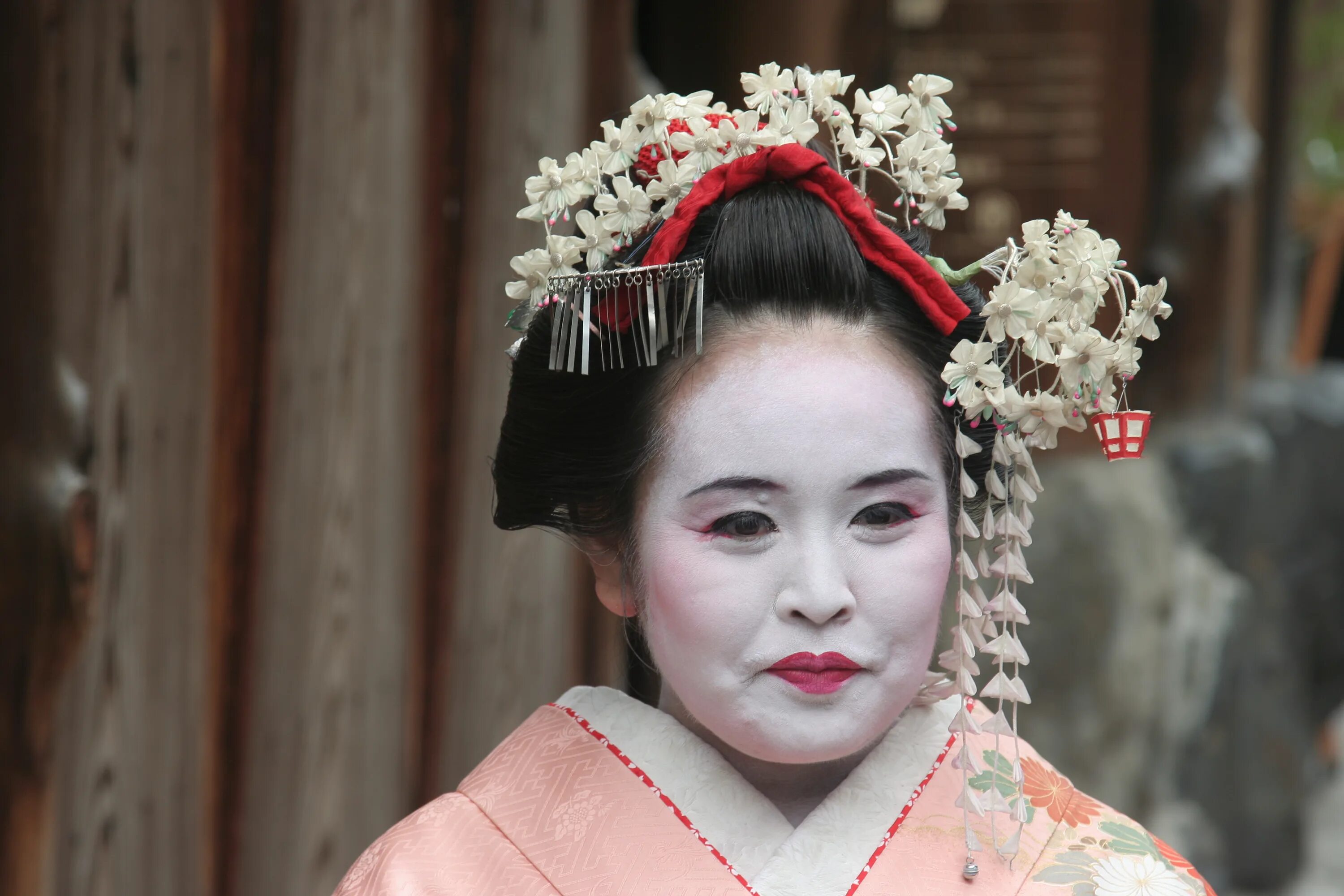 Прическа разделенный персик у гейши фото Bestand:Maiko henshin with messed hair.jpg - Wikipedia