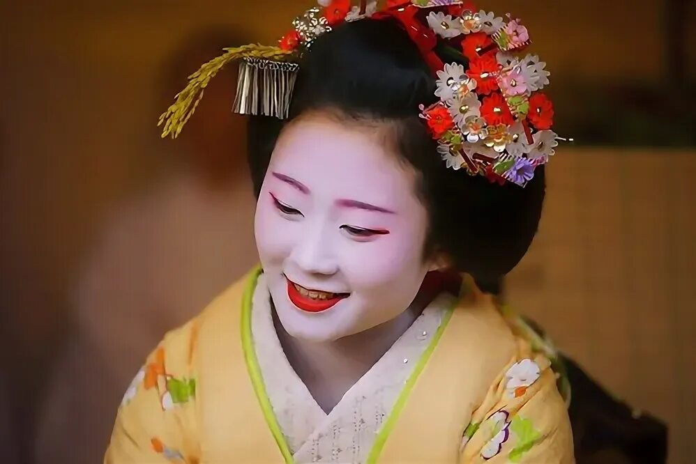 Прическа разделенный персик у гейши фото 京 都 の 花(ゑ び す 神 社 福 笹 授 与-5) 20150111-DSC01473 京 都 ゑ び す 神 社 十 日 戎 の 福 笹