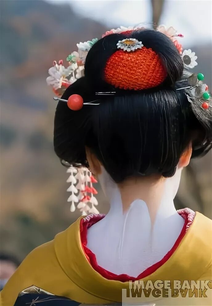 Прическа разделенный персик у гейши фото Geisha's neck 芸 者, 結 婚 式 和 装 白 無 垢, 芸 妓