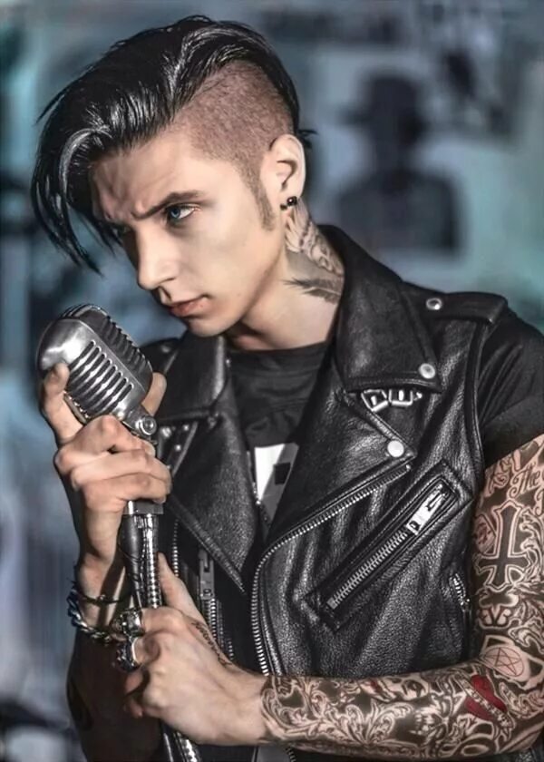 Прическа рокера мужская Hair-spiration. Also because Andy Biersack is HOT AF Энди бирсак, Певцы, Рокеры