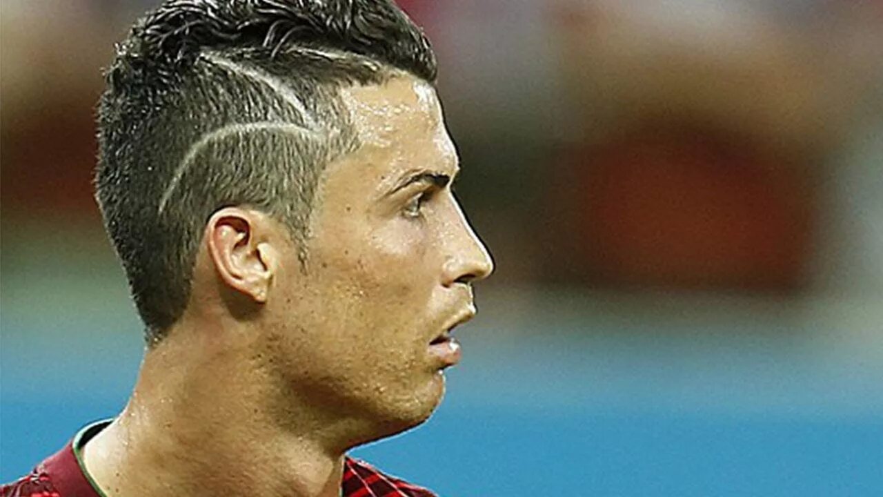 Прическа роналдо Cristiano Ronaldo Haircut Tribute To Brain Surgery Boy - YouTube