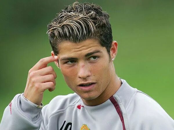 Прическа роналдо в молодые годы Best CR7 Haircuts of Cristiano Ronaldo 2016 Cristiano ronaldo hairstyle, Cristia