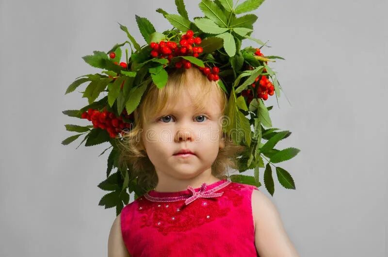 Прическа рябинка для девочки Wreath Red Rowan Tree. Ornament Twig of Rowanberry or Ashberry. Decorative Eleme