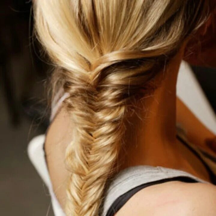 Прическа рыбий хвост Fish tail braid- minimal Fishtail braid hairstyles, Hair inspiration, Braided ha