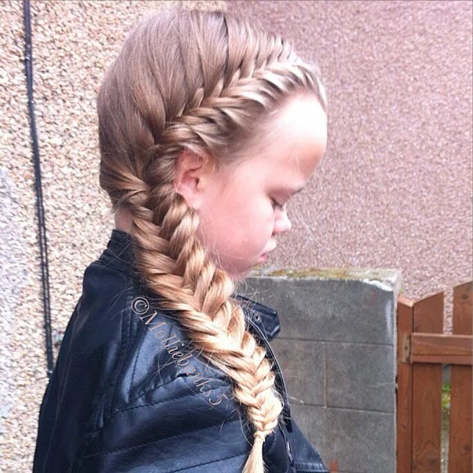 Прическа рыбий хвост для девочек Frenchfishtail braid Little girl hairstyles, Princess hairstyles, Little girl br