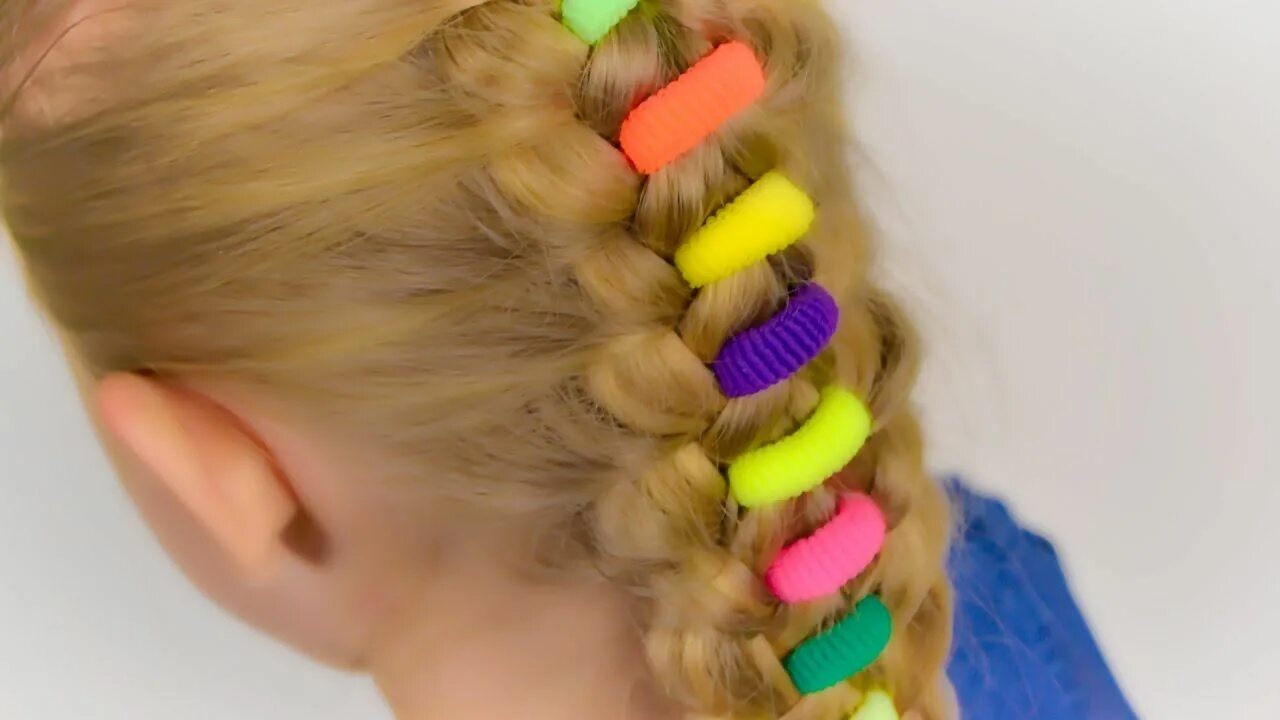 Прическа с 3 резинками для девочки Beautiful braid with bright elastics. Quick and easy hairstyle for littl... Beau