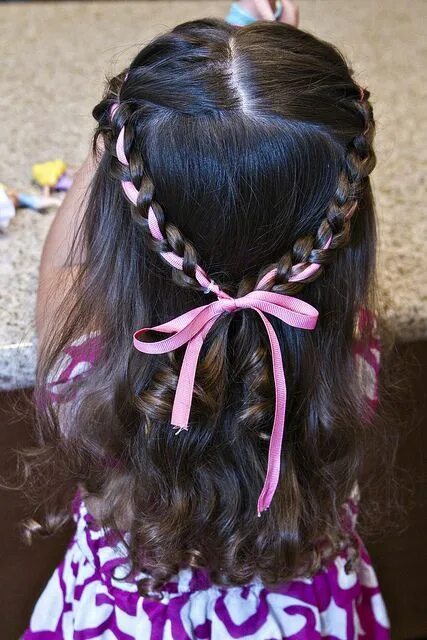 Прическа с атласной лентой для девочки princess crown braid Girl hair dos, Ribbon hairstyle, Princess hairstyles