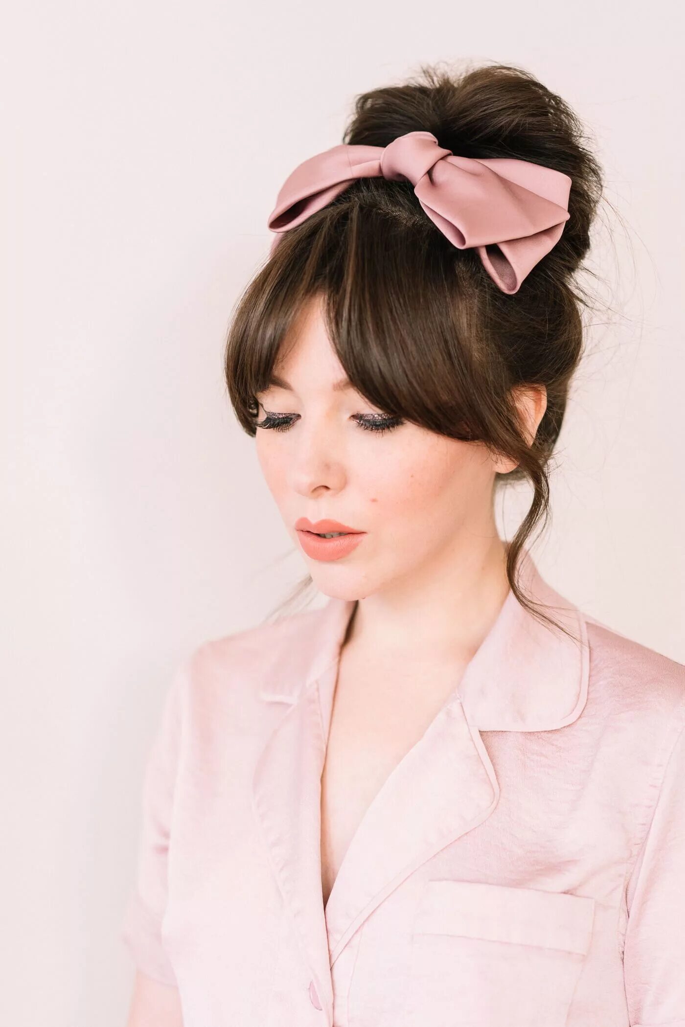 Прическа с бантиками 2024 Oversized Hair Bow: The Hair Accessory I'm Currently Obsessed With Bow hairstyle