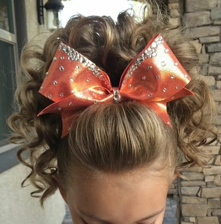 Прическа с бантиками для девочки cheer poof.! Cheerleading hairstyles, Cheer hair, Cheer makeup