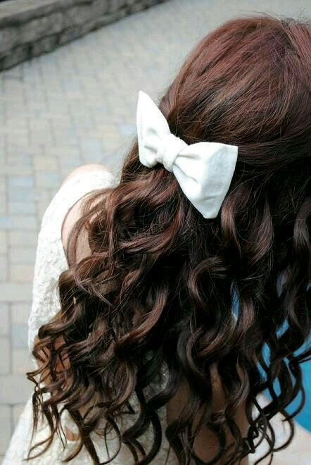 Прическа с бантом на длинные волосы Curly hair with white ** BOW ** #wavy hair, #fashion pretty hair Bow hairstyle, 