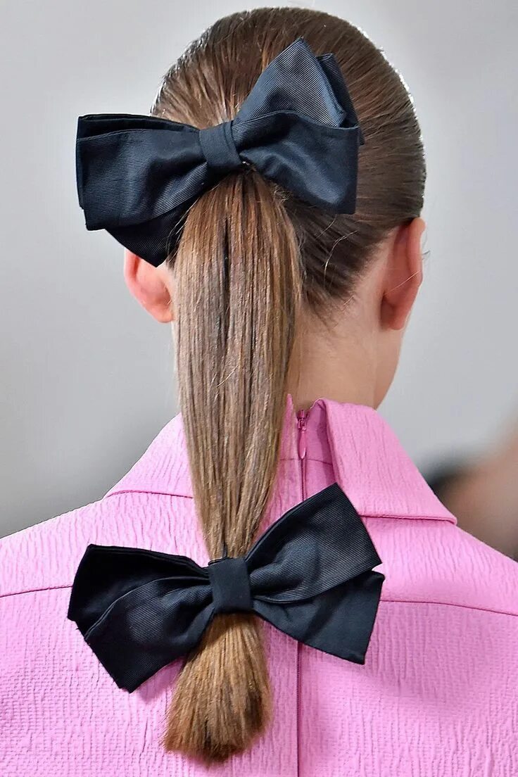 Прическа с бантом на длинные волосы The key hair trends from the spring/summer 2023 fashion weeks Chignon con trecci