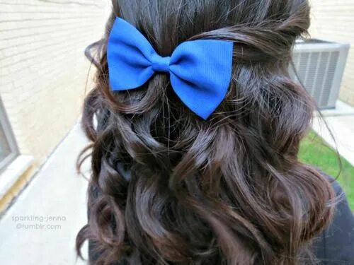 Прическа с бантом на длинные волосы curly hair with blue bow Hair styles, Hair designs, Straighten hair without heat