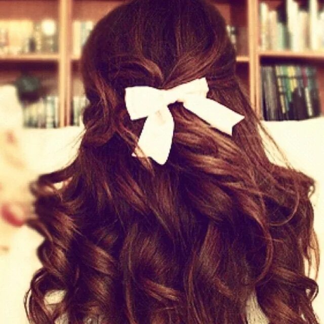 Прическа с бантом на длинные волосы Hair ribbon Long hair styles, Curly hair styles, Pretty hairstyles