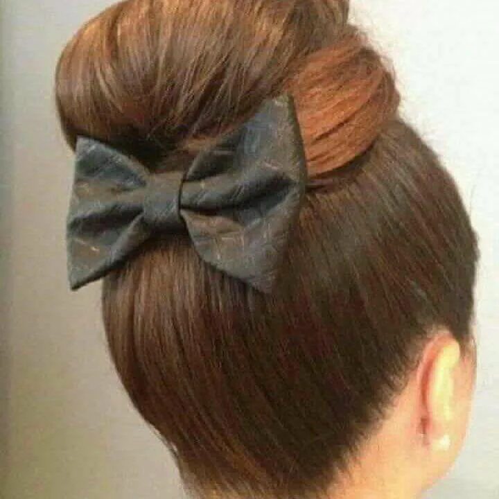 Прическа с бантом на короткие волосы Pin by Maryam HaSsan on Hair Girls Black hair bows, 1960s hair, Hair styles