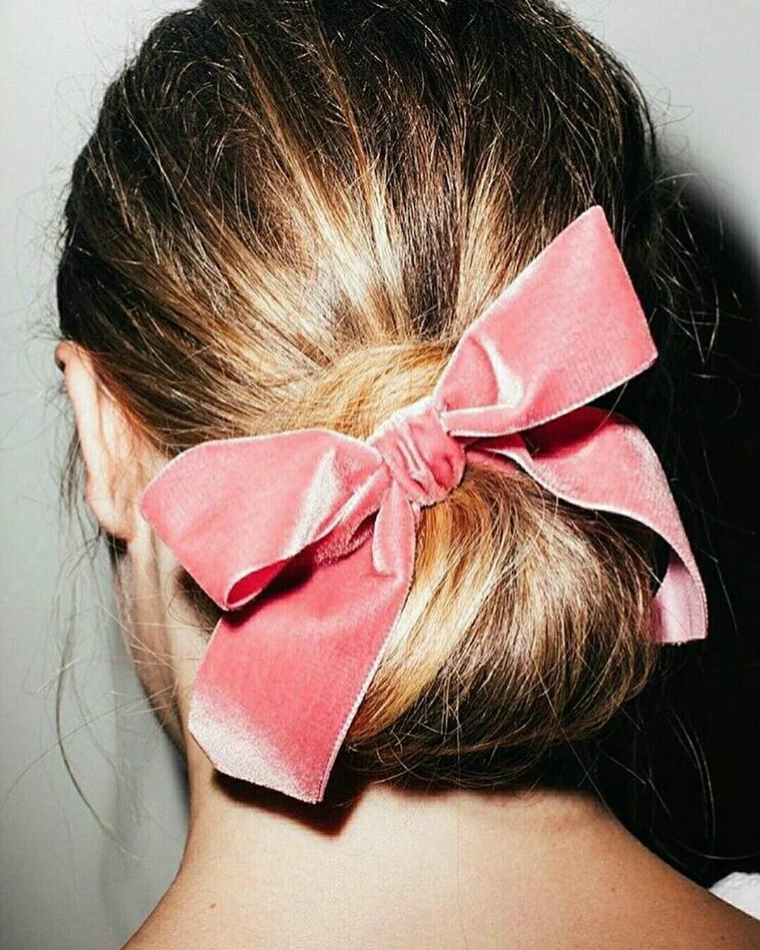 Прическа с бантом на короткие волосы Chignon - coque baixo com laço de veludo @glamourbrasil Bow hairstyle, Pretty ha