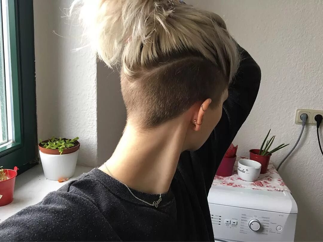 Прическа с бритым затылком мужская #undercut #undercutgirl #360undercut #undershave Undercut long hair, Half shaved