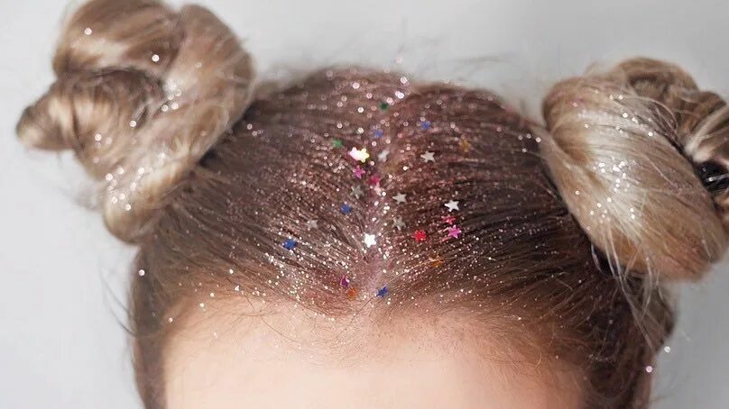 Прическа с бусинами для девочки Glitter Roots Hairstyle Inspiration