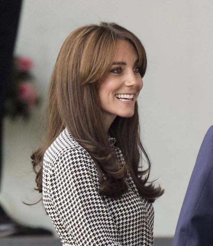 Прическа с челкой шторкой на средние волосы 33 Hairstyles That Prove Kate Middleton Is the Princess of Good Bangs Kate middl