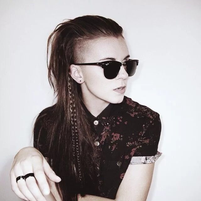 Прическа с длинными волосами и выбритыми висками tomboy-clothes Hair envy, Undercut hairstyles, Long hair styles