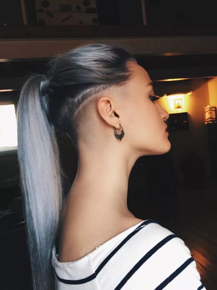 Прическа с длинными волосами и выбритыми висками ShornnapeUndercuts Undercut long hair, Long hair styles, Undercut hairstyles wom