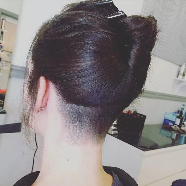 Прическа с длинными волосами на затылке Undercuts Forever on Instagram: "Subtle and lovely ❤ #undercut #undershave #hair