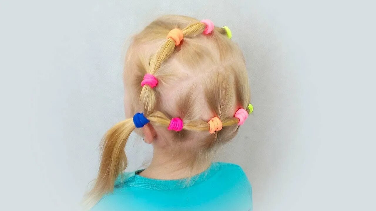 Прическа с двумя резинками для девочки Pull through ponytails with colored elastic bands/ LITTLE GIRL HAIRSTYLE - YouTu