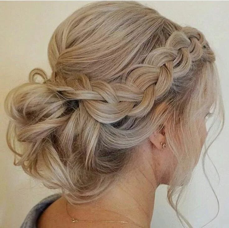 Прическа с элементами плетения на средние волосы braided updo Long hair styles, Hair styles, Wedding hairstyles