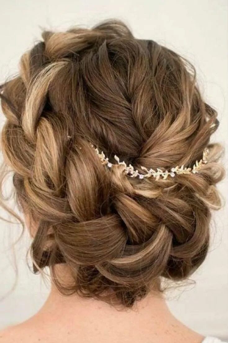 Прическа с элементами плетения на средние волосы Les plus belles coiffures de mariage Long hair styles, Crown braid updo, Hair st