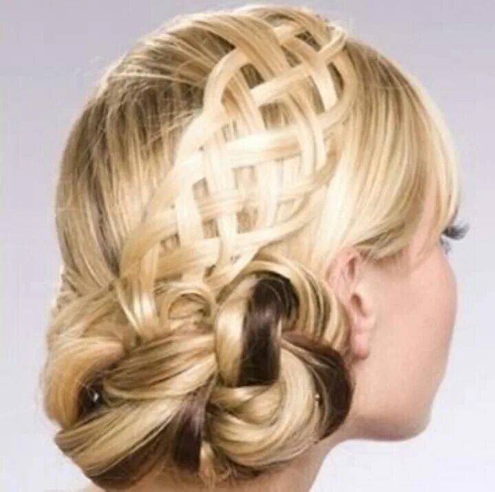 Прическа с элементами плетения на средние волосы Basket weaving updo Braided hairstyles updo, Cool hairstyles, Hair styles