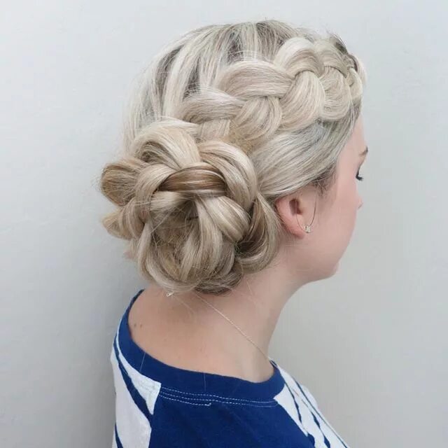 Прическа с элементами плетения на средние волосы Tiffany Walker on Instagram: "Flower braided updo! I'm in love with this hairsty