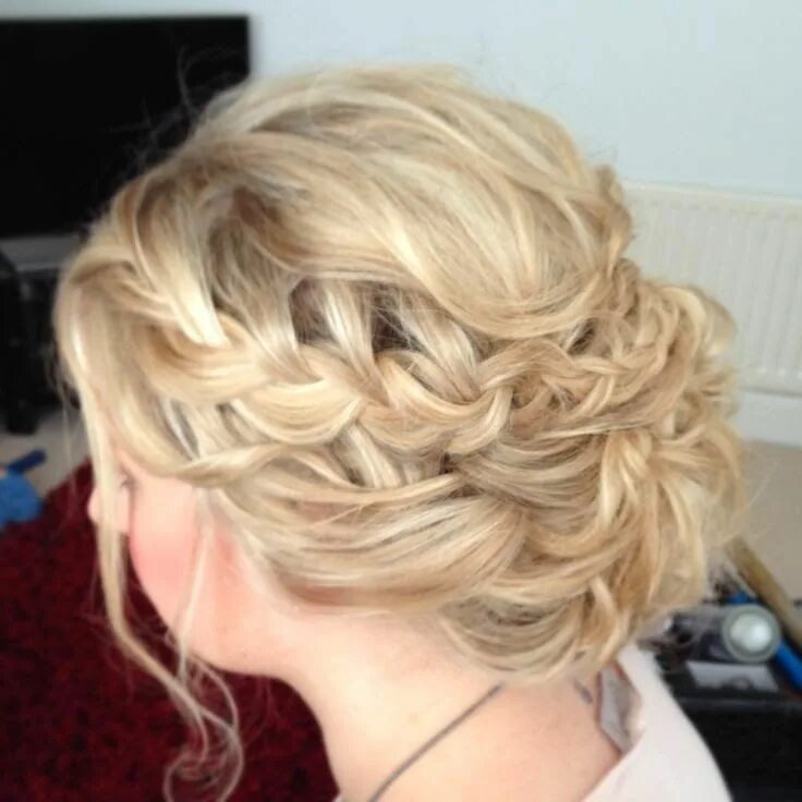 Прическа с элементами плетения на средние волосы WEDDING HAIRSTYLES INSPIRATIONS Plaits hairstyles, Bridal hair plaits, Bridesmad