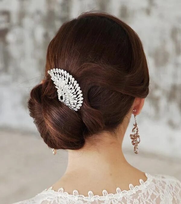 Прическа с гребешком на средние Side swept chignon Bridal hair tips, Headband hairstyles, Beautiful bridal hair