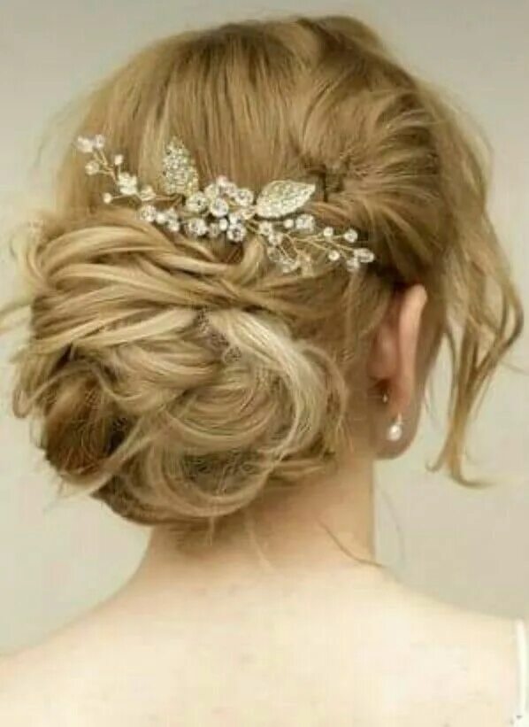 Прическа с гребешком на средние Épinglé sur Hair and Head Bijoux mariage, Coiffure de mariage avec diadème, Idée