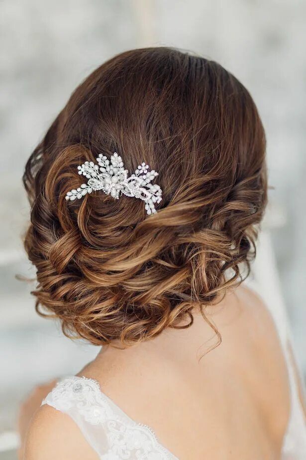 Прическа с гребнем на средние Fabulous Wedding Hairstyles: Bridal Updos - Belle The Magazine Unique wedding ha