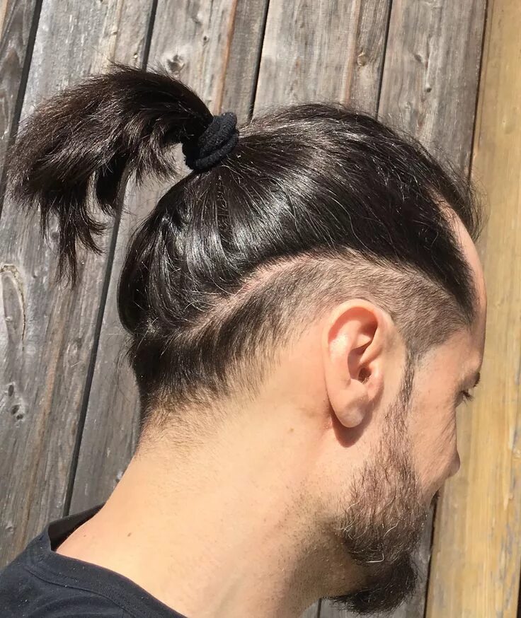 Прическа с хвостом мужская с выбритыми man bun undercut Grey hair undercut, Undercut hairstyles, Hair cuts