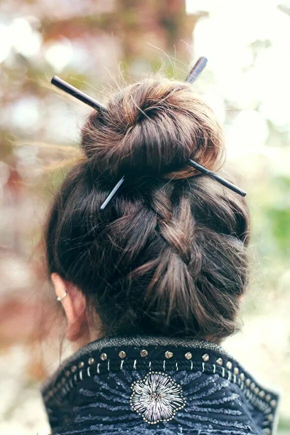 Прическа с китайскими палочками на длинные волосы Chopstick Hairstyles in 2020 Easy bun hairstyles for long hair, Bun hairstyles f