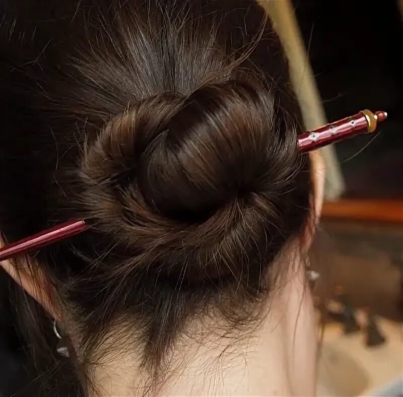 Прическа с китайскими палочками на длинные волосы How is this NOT the cutest thing ever?! Hair styles, Japanese hairstyle, Chinese