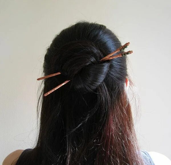 Прическа с китайскими палочками на длинные волосы Hair sticks half up bun Half up hair, Hair inspiration, Chopstick hair