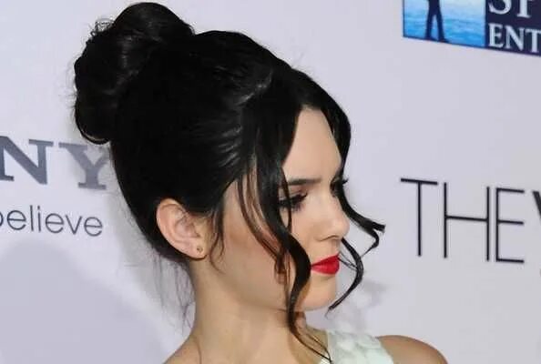 Прическа с короткими прядями Kendall Jenner’s Hairstyle : Buns Kendall jenner hair, Latest haircuts, Bun hair