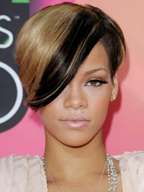 Прическа с короткими прядями Rihanna Hairstyle - Latest Hairstyle in 2019 in 2020 (With images) Rihanna short