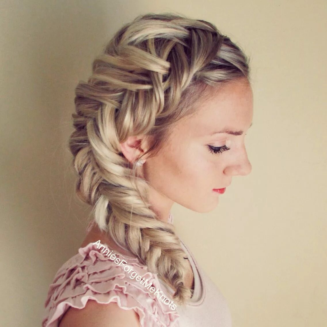 Прическа с косой How To: Dutch Fishtail Braid (Elsa hair) Cool braid hairstyles, Cool braids, Gor