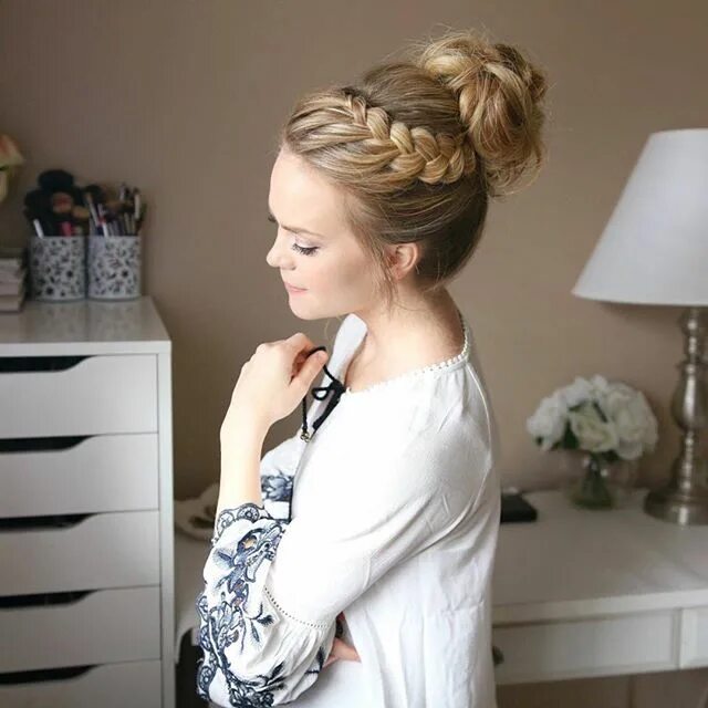 Прическа с косой Soft Braided Updo Braided hairstyles, Hair updos, Long hair styles