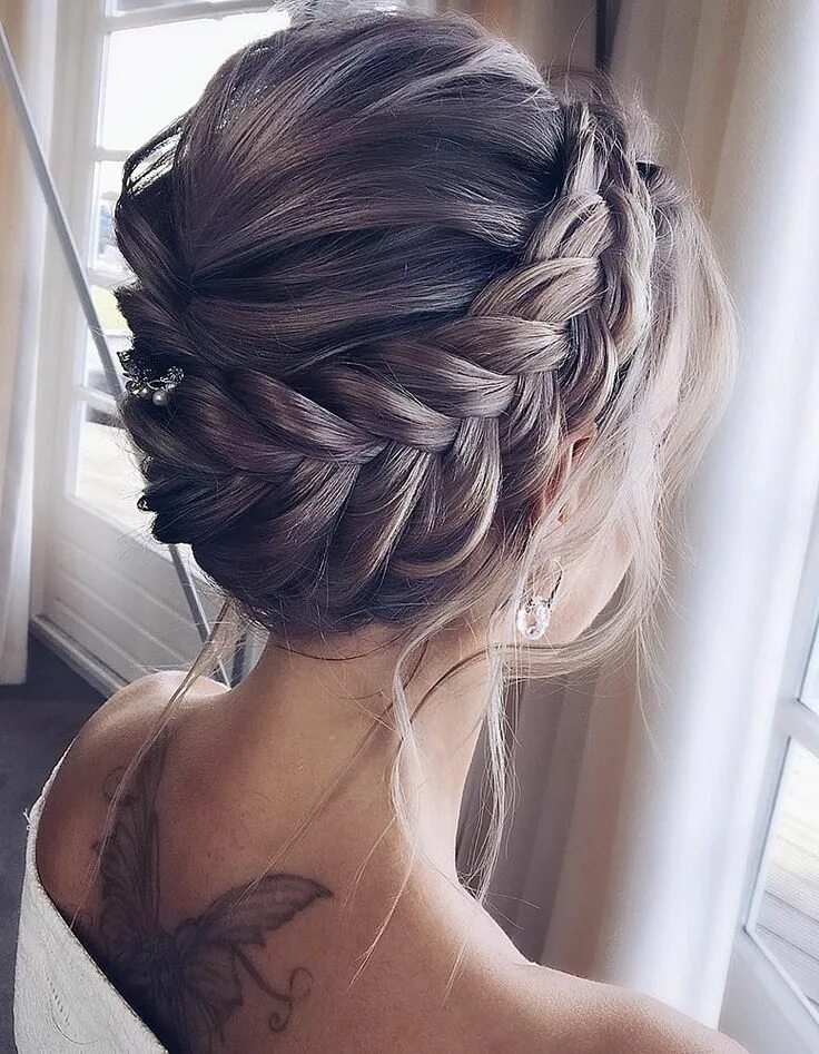 Прическа с косой на средние волосы via instagram lenabogucharskaya Medium length hair styles, Natural hair updo wed