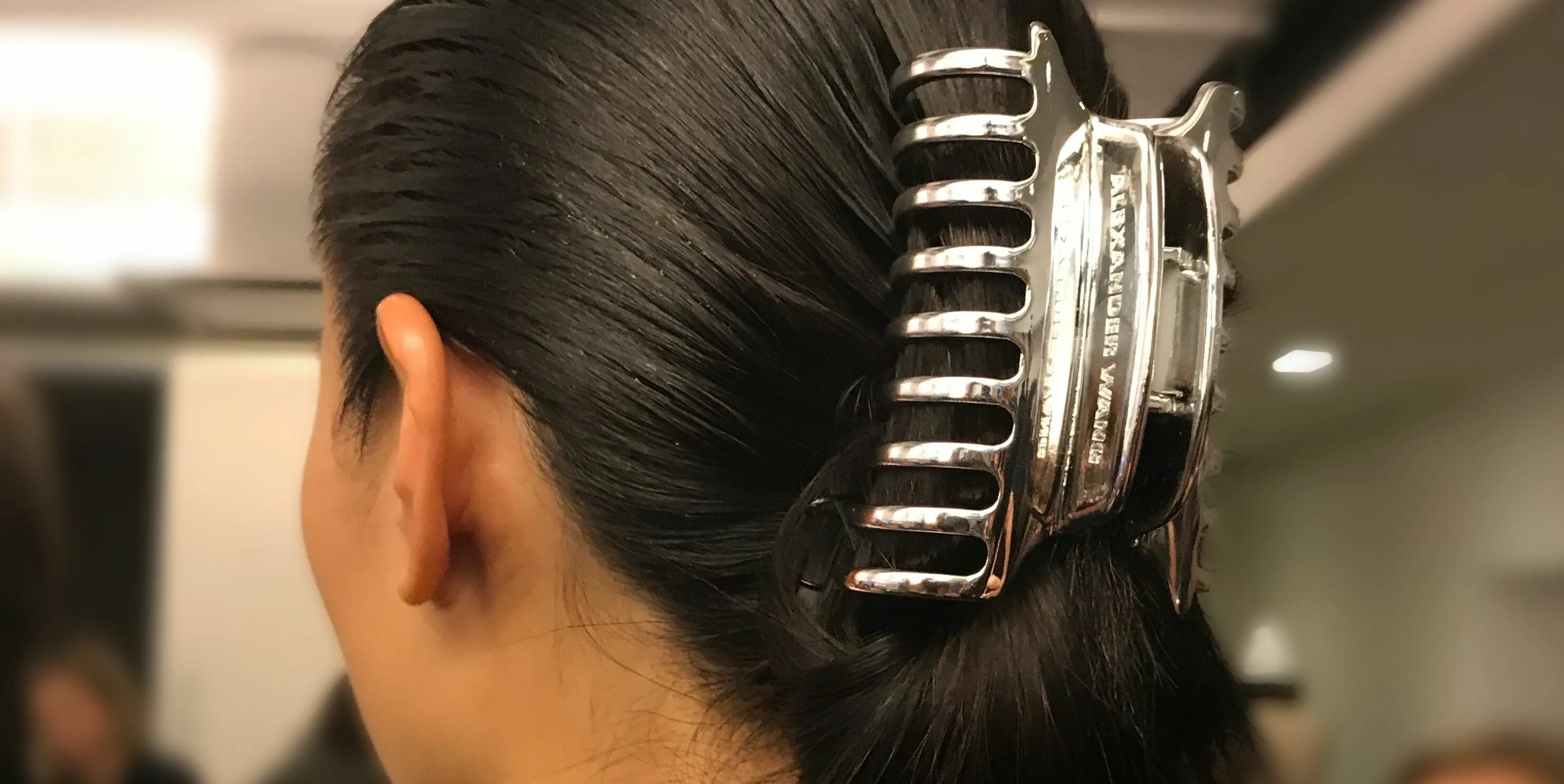 Прическа с крабом на длинные волосы Alexander Wang Just Brought Back The Claw Clip - Alexander Wang Fall 2018 Hair A