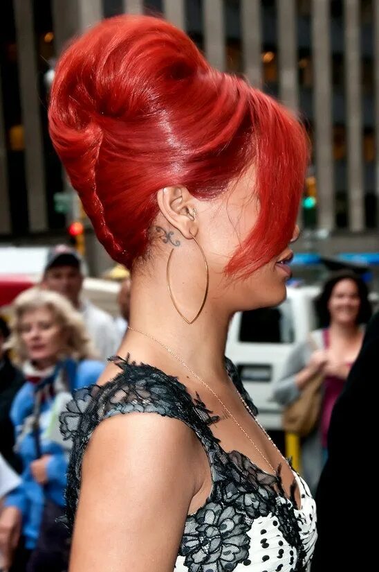 Прическа с красными волосами Rihanna's Retro Hair! French twist hair, Long hair styles, Redhead hairstyles