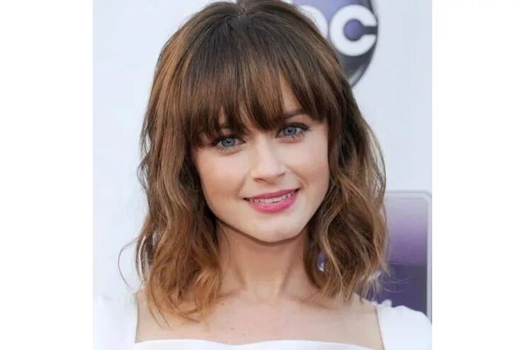 Прическа с круглой челкой 11 Beautiful Hairstyles With Blunt Bangs- Chop To Style - HerGamut