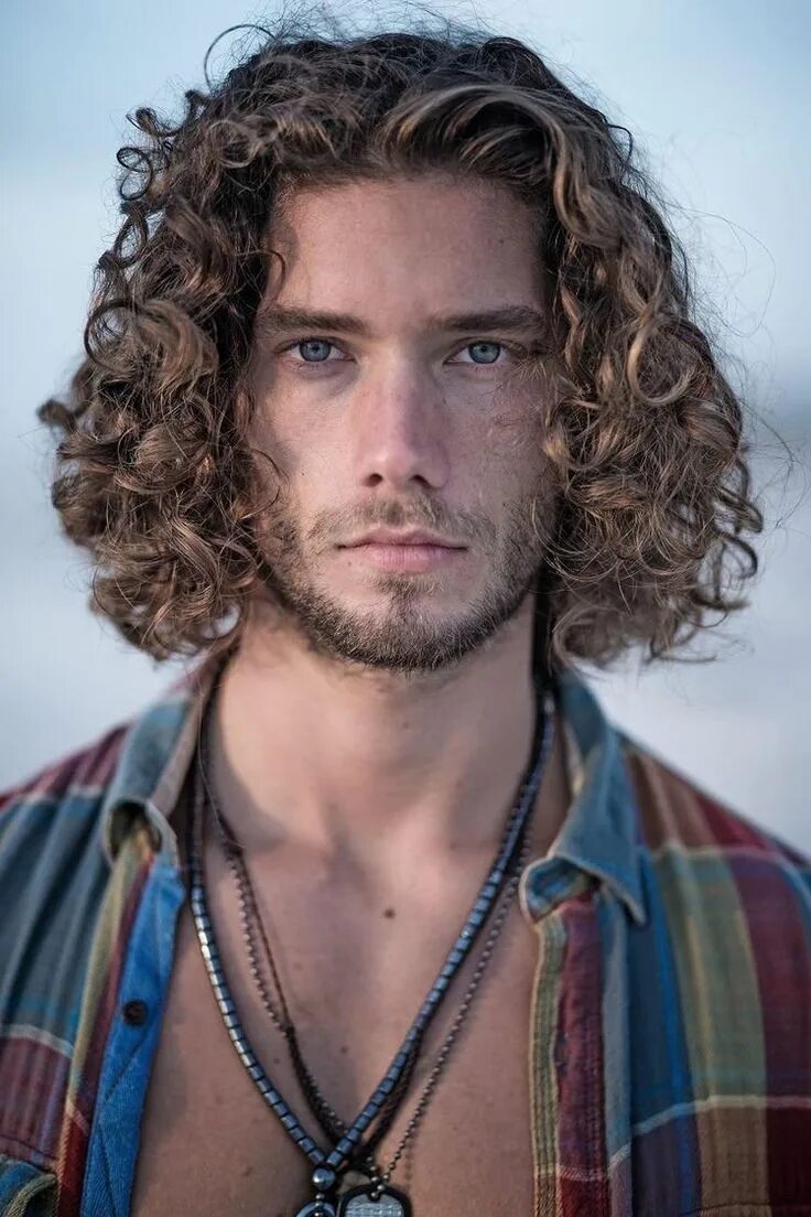 Прическа с кудрями на средние волосы мужские Pin on Curly hair boys Chin length hair, Long curly hair men, Curly hair men