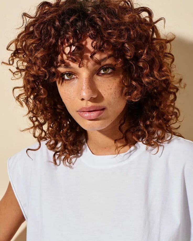 Прическа с кудрявой челкой женская Alicia Herbeth Curly hair styles, Curly hair styles naturally, Curly bob hairsty